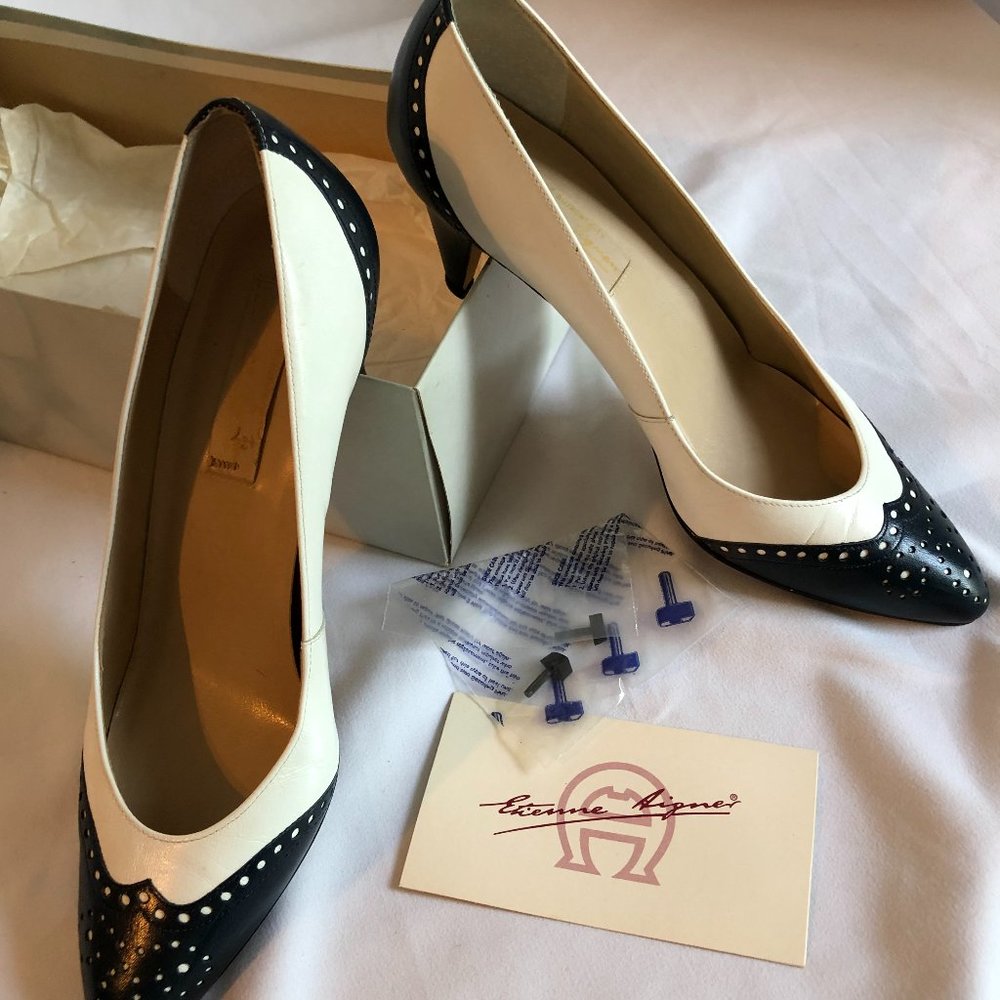 8N Etienne Aigner spectator pumps blue & white